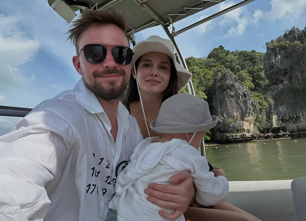 Александр Петров отдыхает на яхте с женой и маленьким сыном