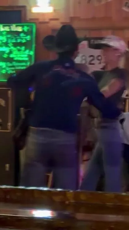 Адан и Белла танцуют вместе