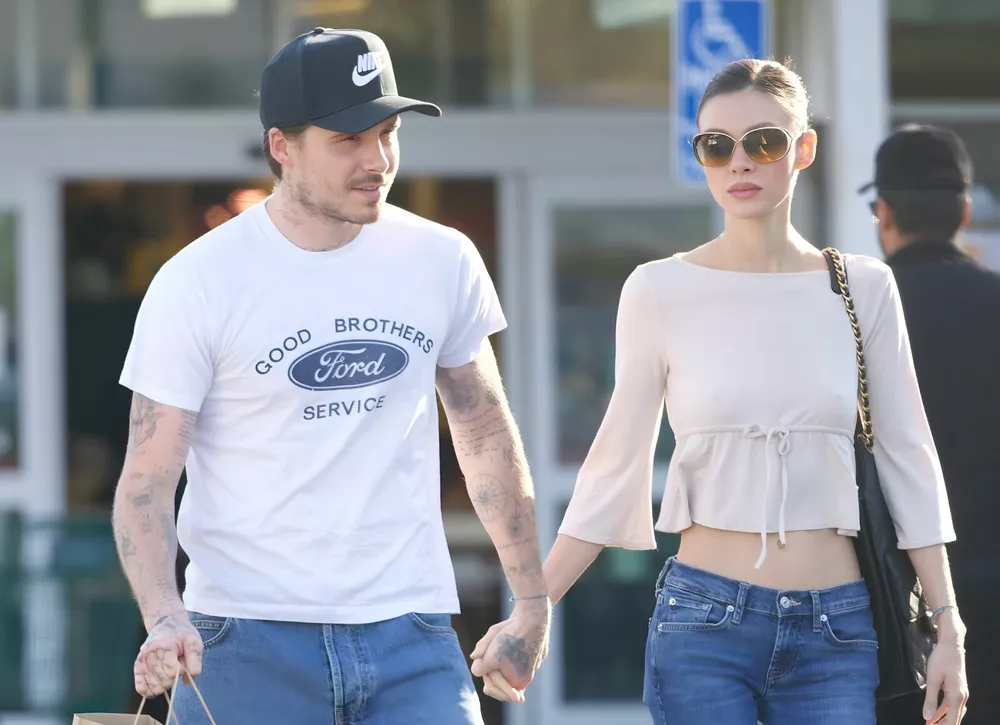 Бруклин Бекхэм высмеял братьев футболкой с символичной надписью 