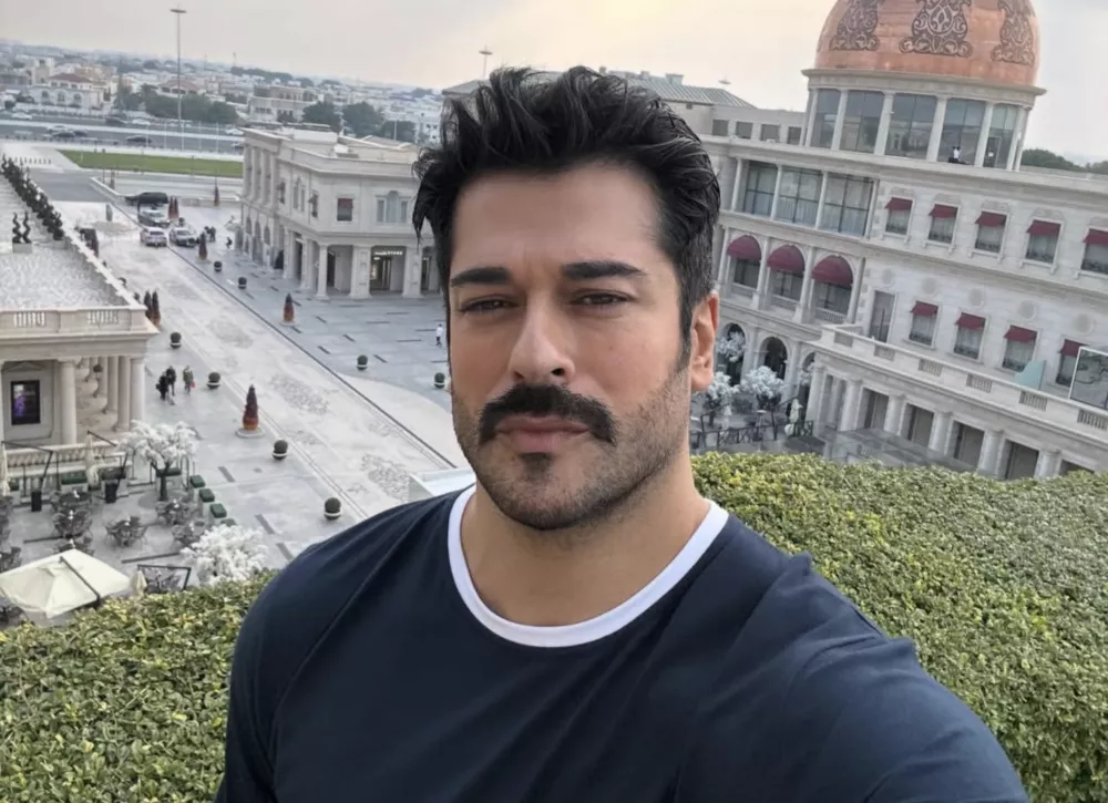 Бурак Озчивит рассказал, какой необычный предмет носит в сумке уже 20 лет