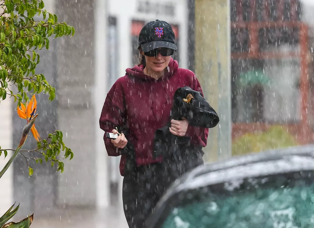 Дакота Джонсон возвращается с тренировки под проливным дождем