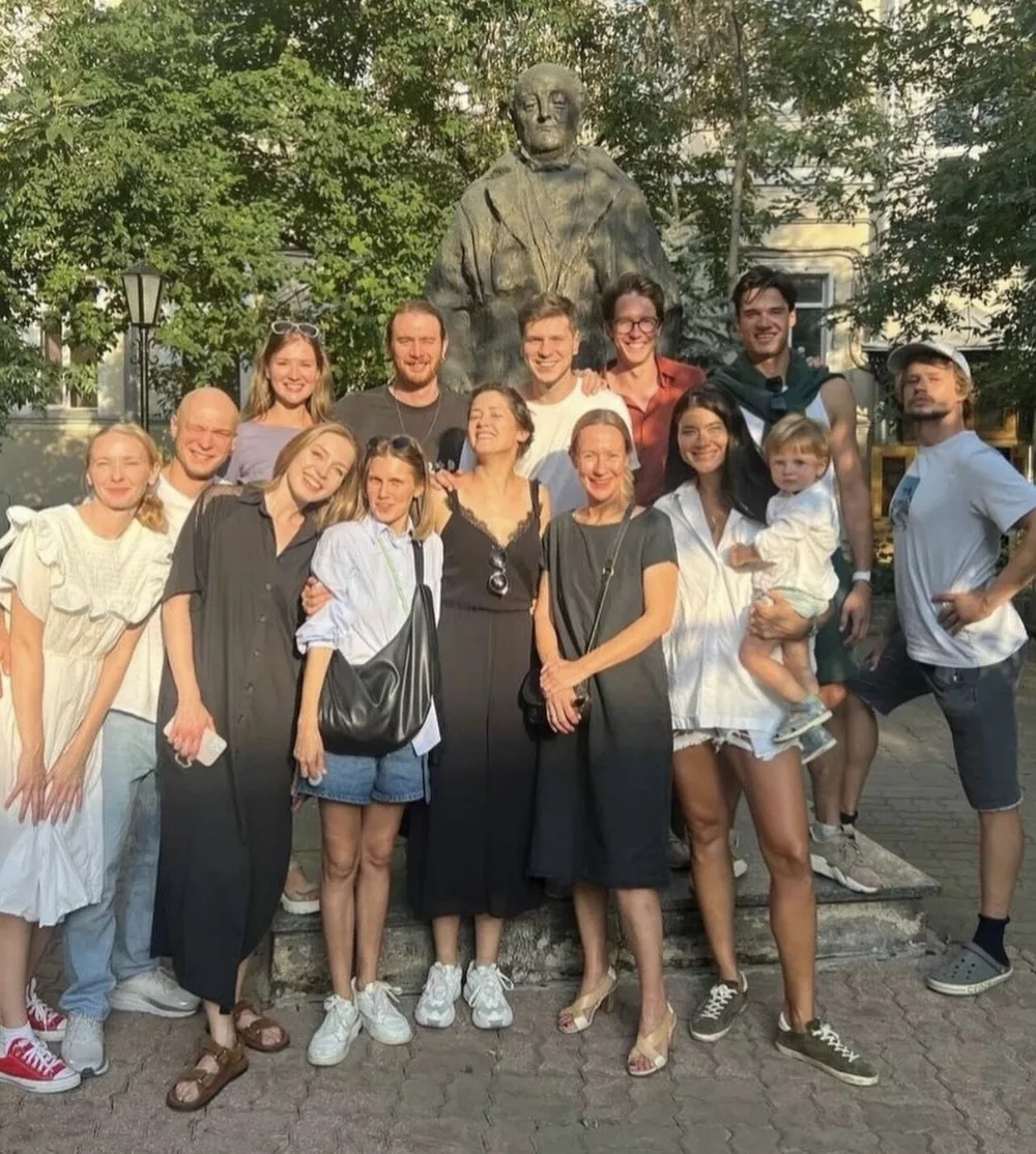 Выпускники 2013 года встретились прошлым летом (Юра и Дарья в нижнем ряду)