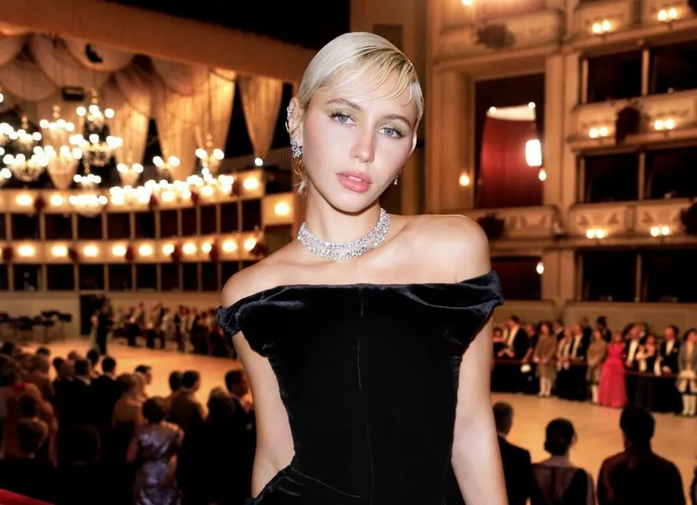 Дочь Джуда Лоу посетила оперу в бриллиантах и бархате