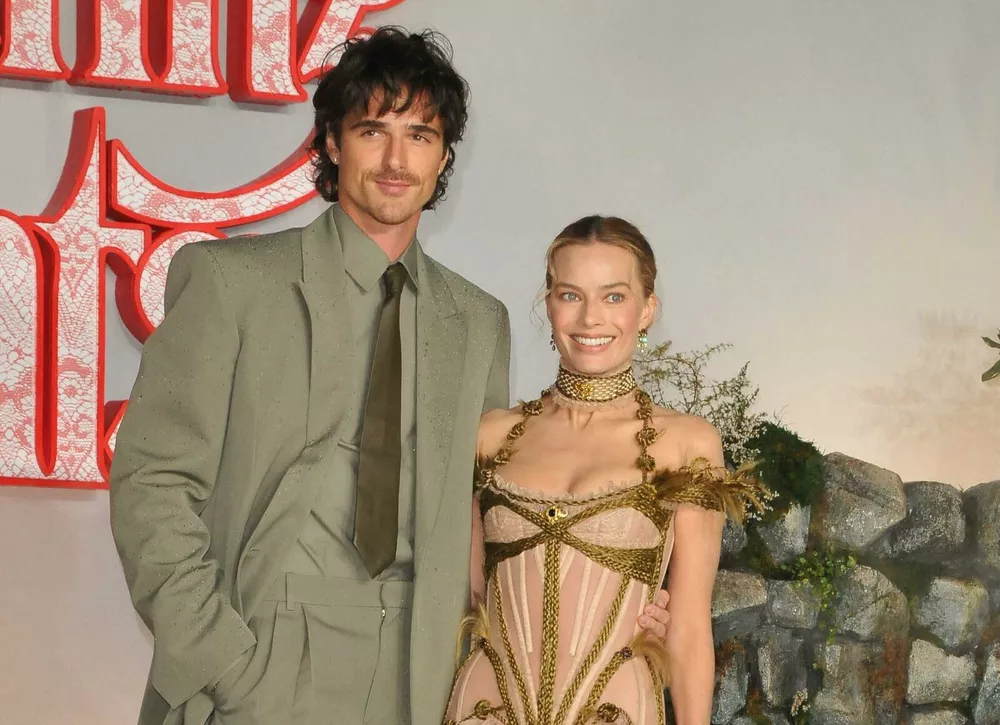 Джейкоб Элроди и Марго Робби воссоздали культовую сцену из Грозового перевала на красной дорожке