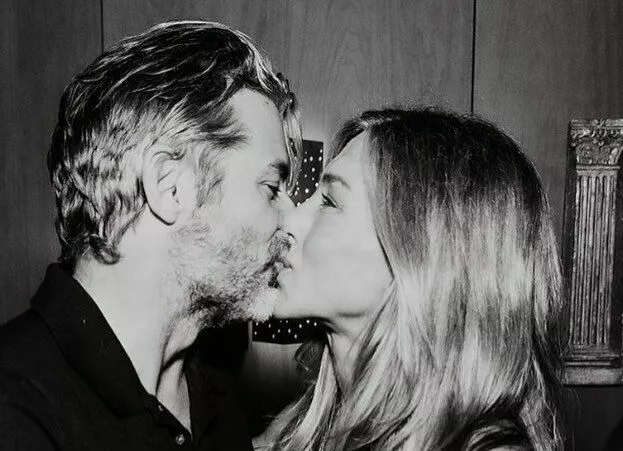 Дженнифер Энистон страстно целуется с избранником в день рождения