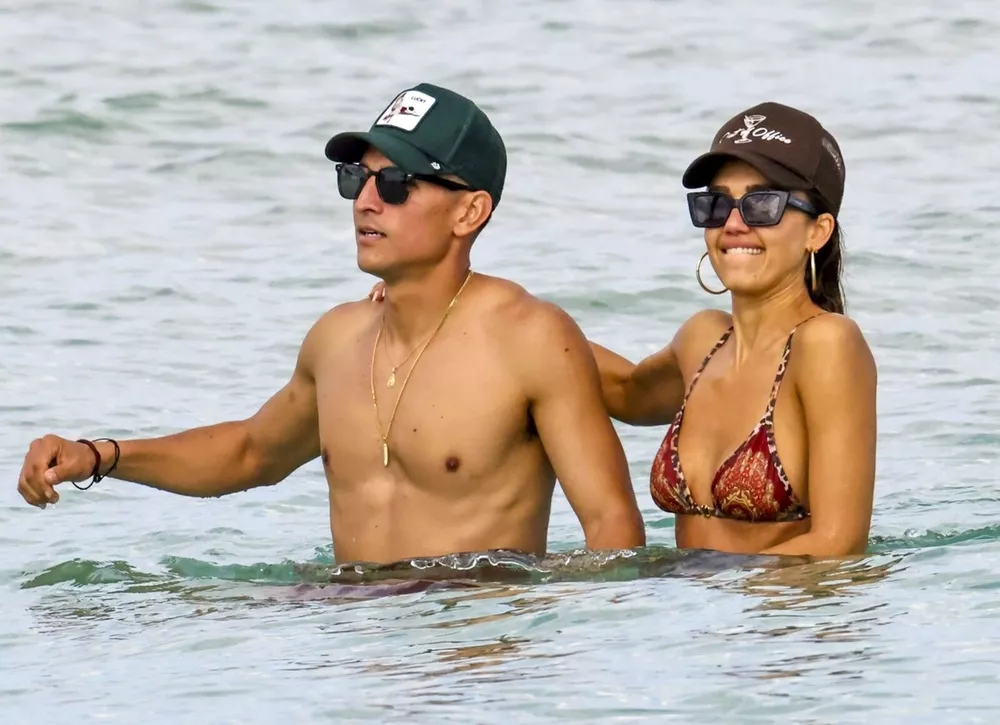 Джессика Альба нежно обнимается с новым избранником на глазах у публики