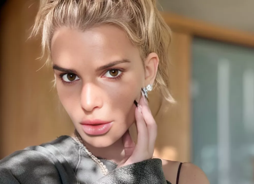 Джессика Симпсон показала 12-летнего сына, который на голову выше нее