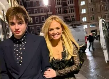 Эмма Бантон вышла в свет с подросшим сыном