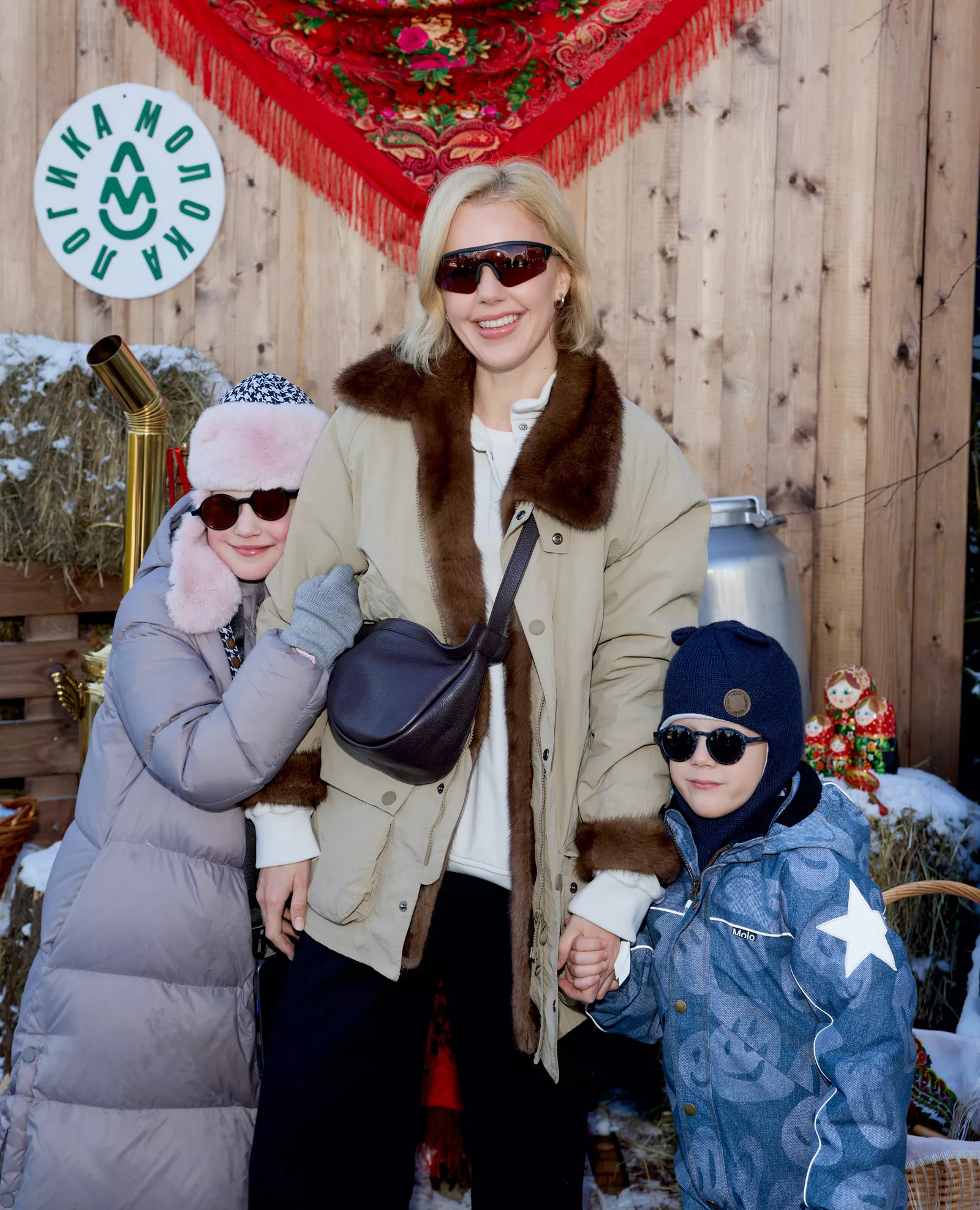 Анна Седокова, Тимур Родригез, Митя Фомин, Юлианна Караулова на широкой масленице у Антона Пинского Анна Седокова, Тимур Родригез, Митя Фомин, Юлианна Караулова на широкой масленице у Антона Пинского