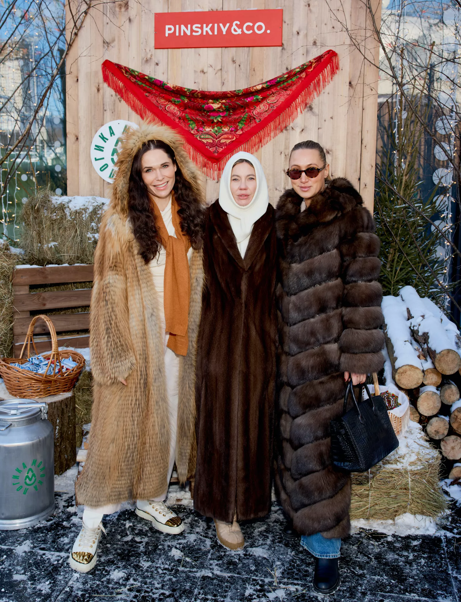 Анна Седокова, Тимур Родригез, Митя Фомин, Юлианна Караулова на широкой масленице у Антона Пинского Анна Седокова, Тимур Родригез, Митя Фомин, Юлианна Караулова на широкой масленице у Антона Пинского