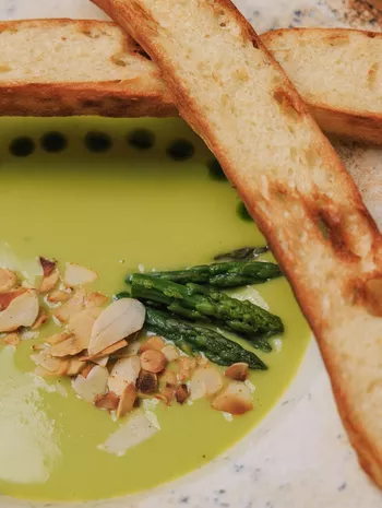 Крем-суп из спаржи с миндалём