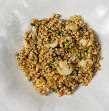 Зеленая гречка с грибами