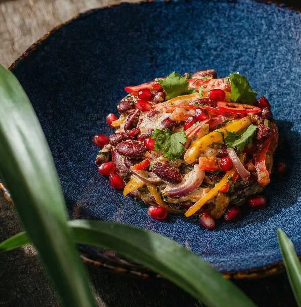 Салат с фасолью, болгарским перцем и грецким орехом