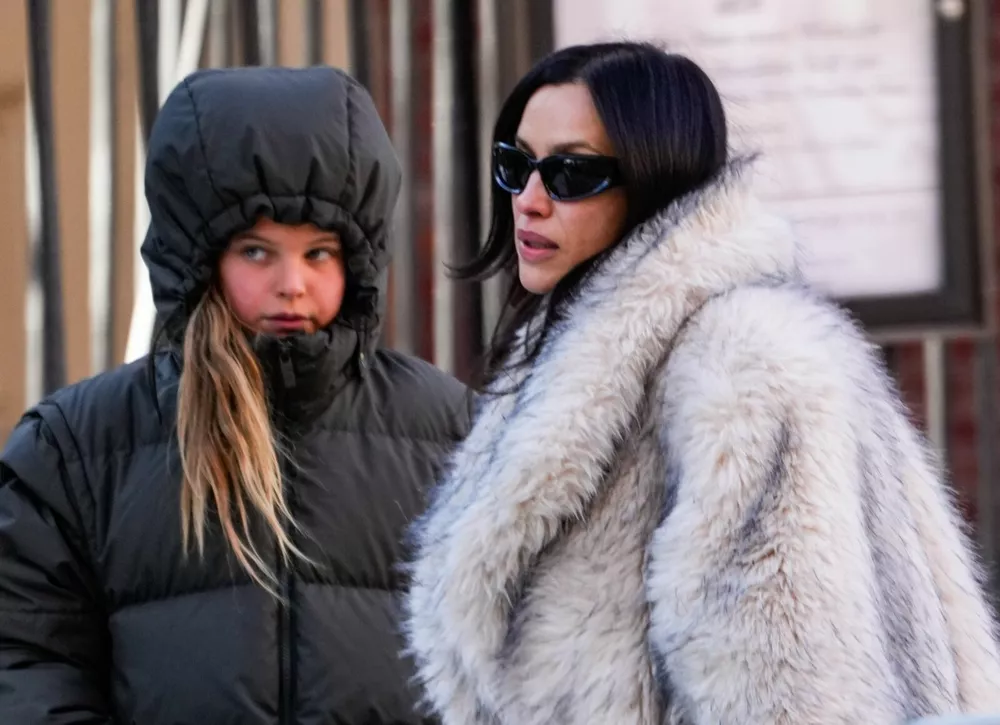 Ирина Шейк с дочкой преодолевают нью-йоркские сугробы по пути из школы