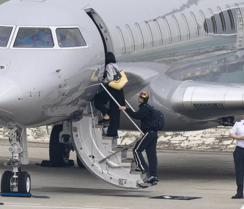 Тимоти на борту частного самолета Кайли