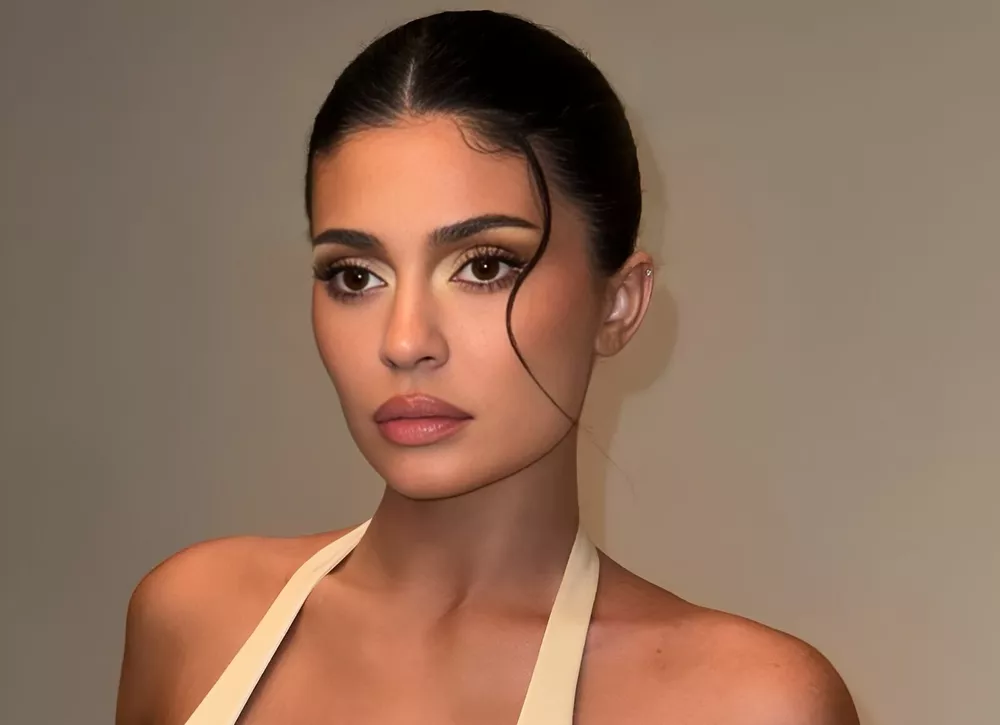 Кайли Дженнер позирует в бра из гранатовых зерен