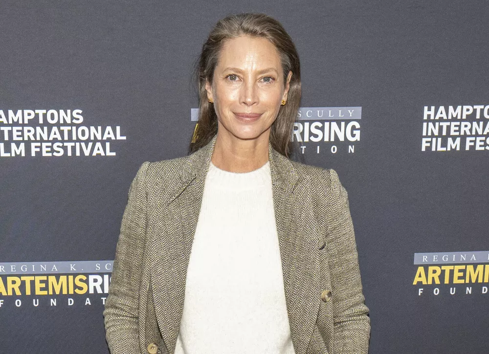 57-летняя Кристи Тарлингтон стала лицом антивозрастной бьюти-кампании 