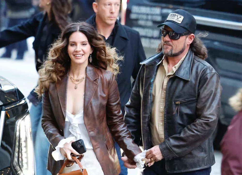 Лана Дель Рей посетила с мужем модный показ 