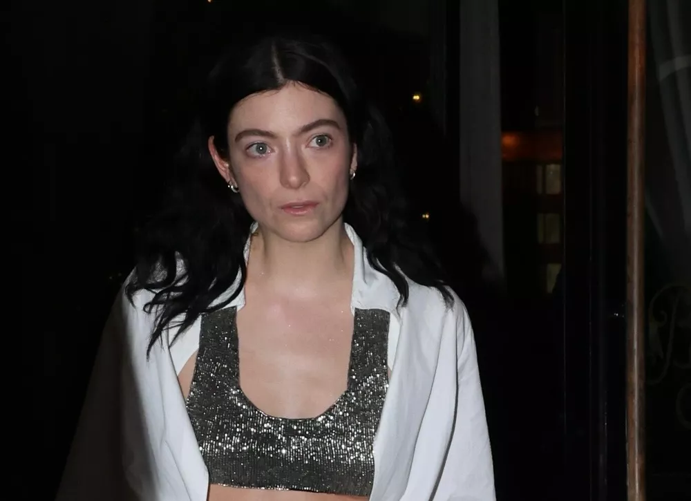 Певица Lorde посетила вечеринку Грэмми без макияжа