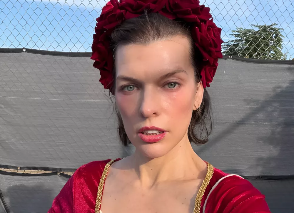 Милла Йовович показала младшую дочь по особому случаю