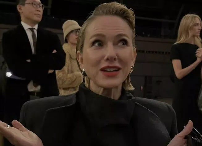 Неловкий момент: Наоми Уоттс оголила грудь на показе Недели моды в Нью-Йорке