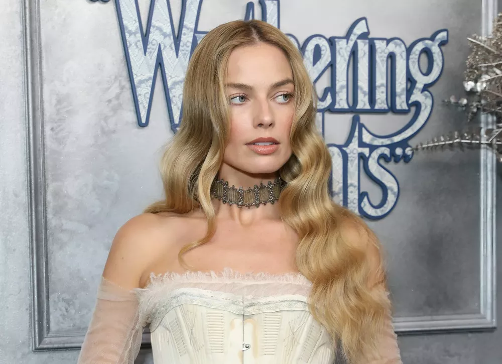 Невеста Викторианской эпохи: Марго Робби в белом платье на кинопремьере 