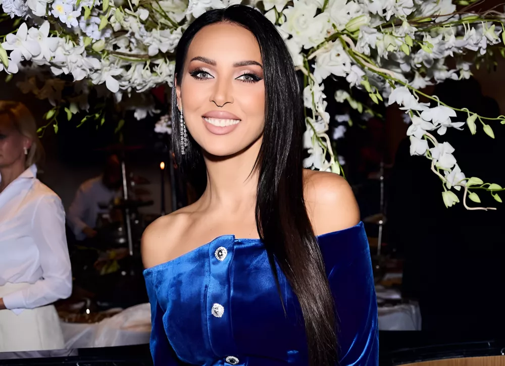 Образ дня: Алсу в гламурном наряде из синего бархата