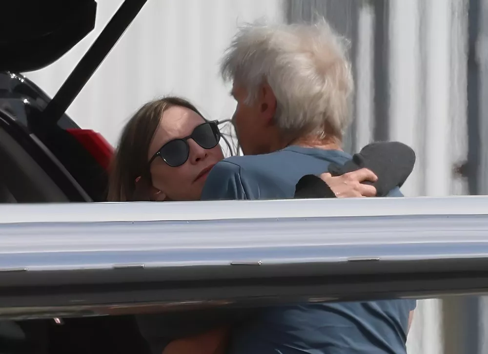 Папарацци: 83-летний Харрисон Форд с женой страстно целуются у трапа самолета