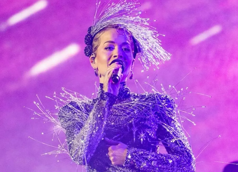 Рита Ора позирует топлес в соцсетях