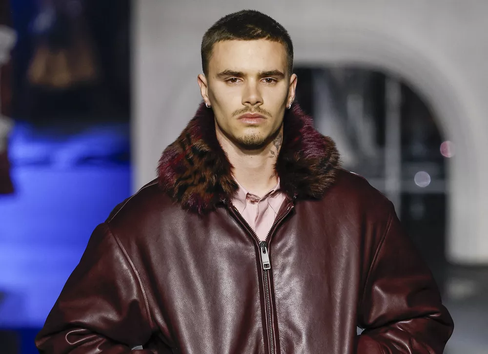 Ромео Бекхэм дефилирует по подиуму в Лондоне на фоне вражды со старшим братом