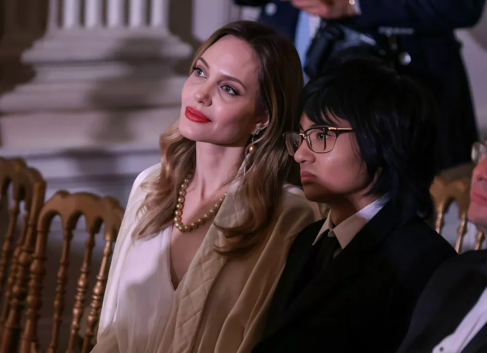 Сын Анджелины Джоли и Брэда Питта Мэддокс отказался от фамилии отца