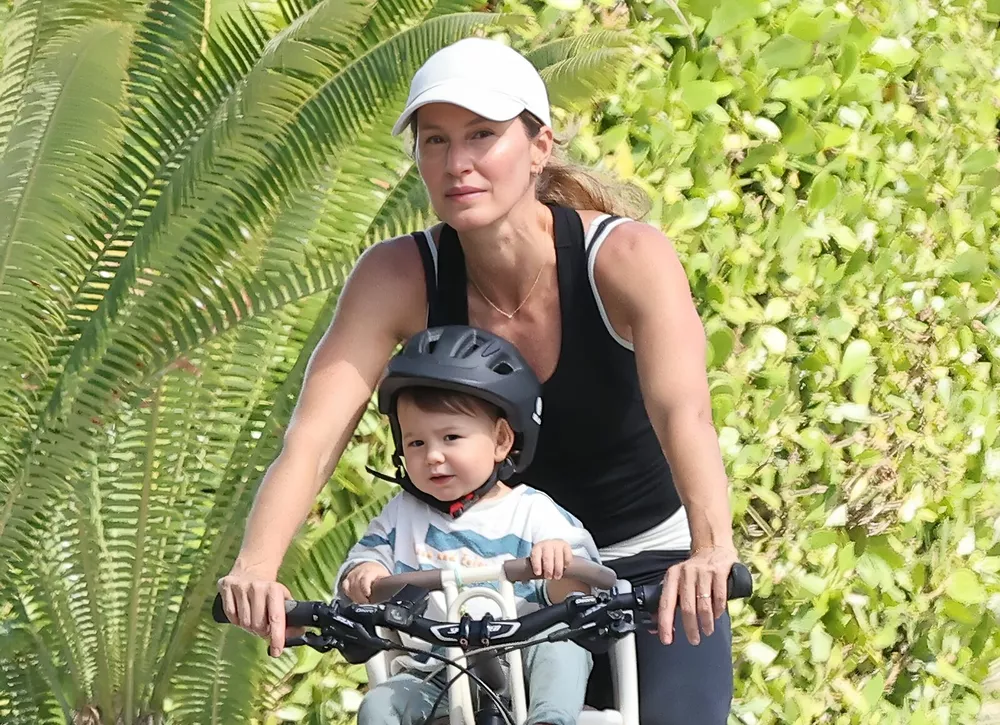 Жизель Бюндхен катает годовалого сына на велосипеде