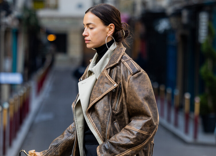 Образ дня: Ирина Шейк в кожаной куртке поверх тренча на улицах Парижа