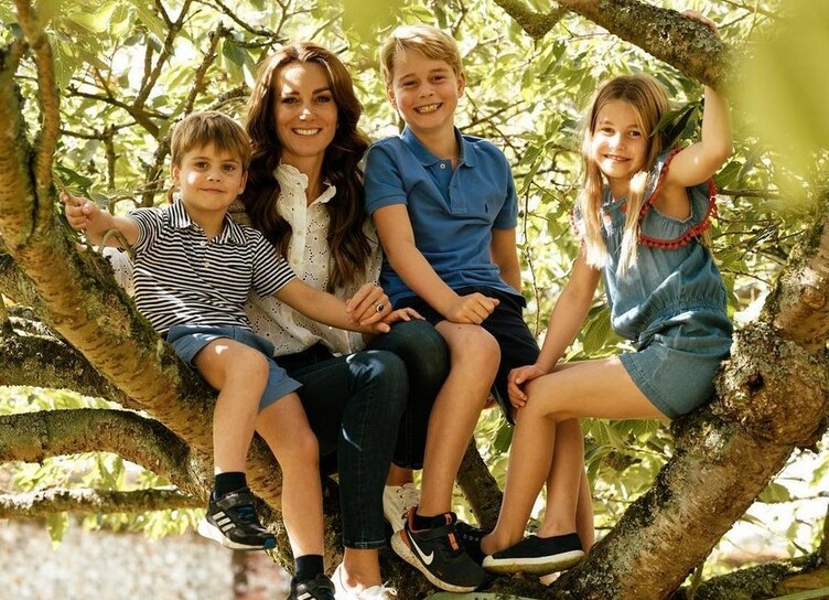 Кейт Миддлтон поделилась редким фото с тремя детьми по случаю Дня матери