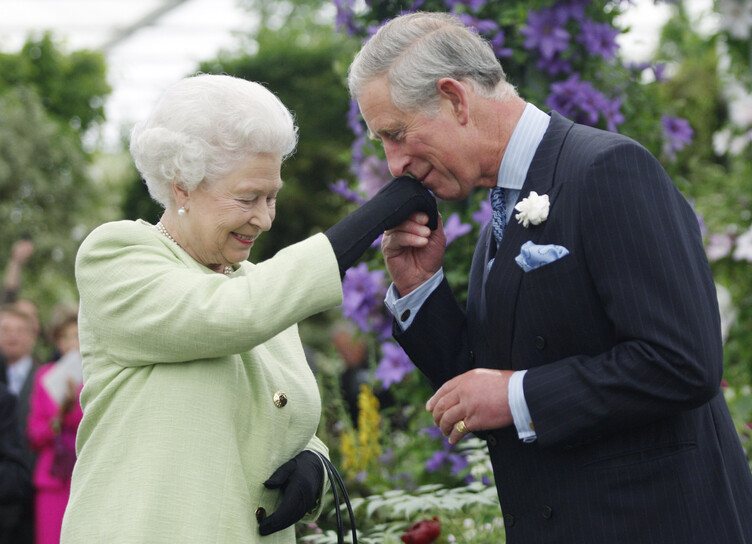 Король Карл III трогательно почтил память Елизаветы II в День матери