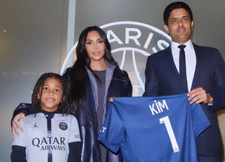 Ким Кардашьян отвезла сына и его друзей на футбольный матч в Париж