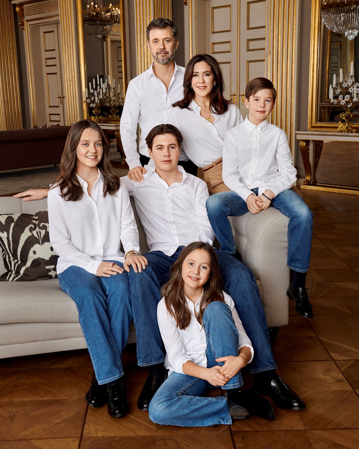 Кронпринц Фредерик с супругой Мэри и четырьмя детьми: Изабеллой, Кристианом, Винсентом и Йозефиной
