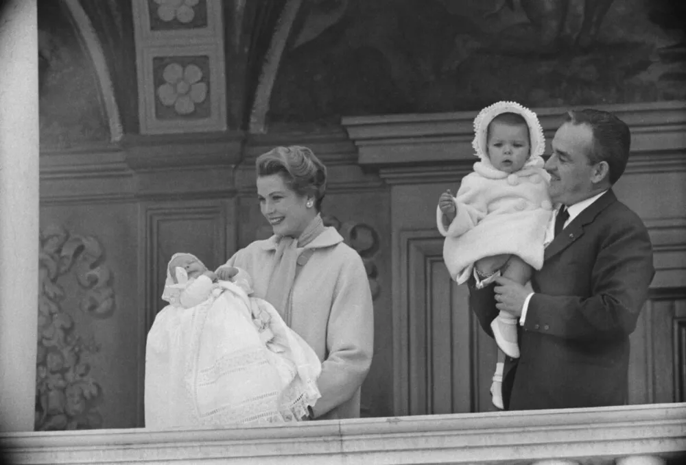 Апрель 1958 года. Княгиня Грейс и князь Ренье представляют публике наследника монегасского престола принца Альбера. На руках у князя принцесса Каролина