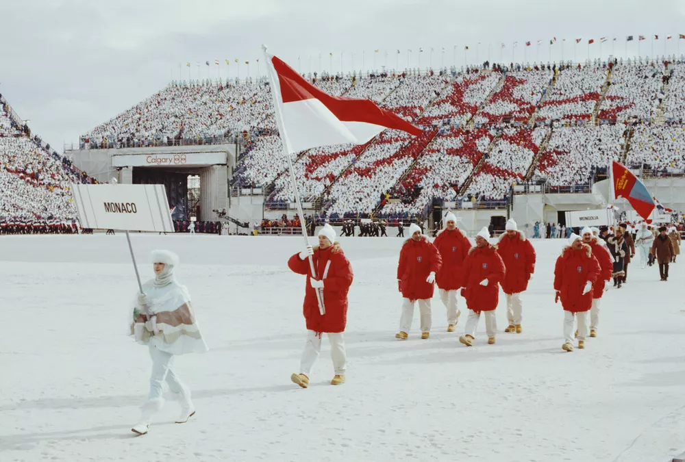 На церемонии открытия зимних Олимпийских игр 1988 года в Калгари принц Альбер в составе сборной Монако нес флаг своей страны.