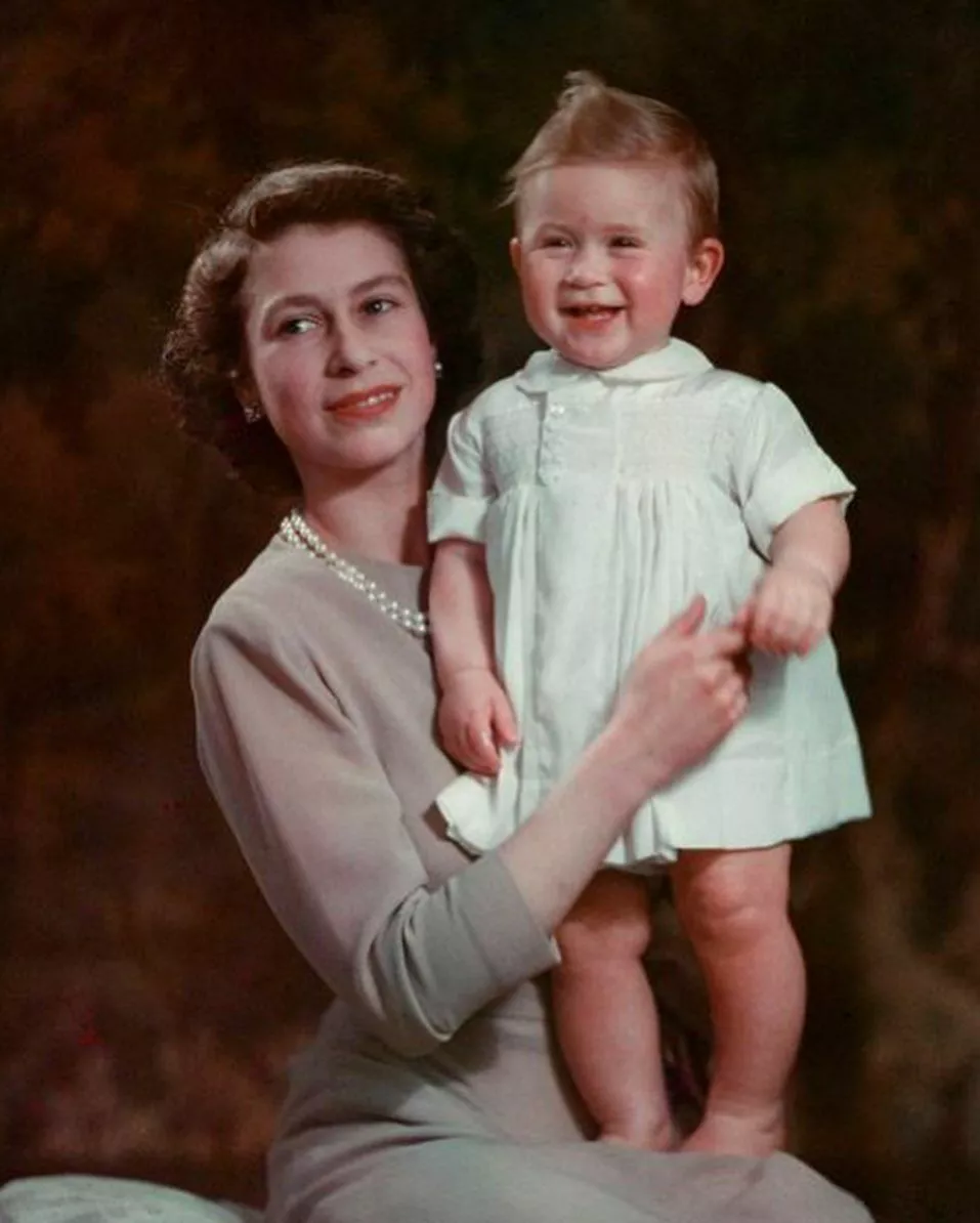 Елизавета II с маленьким Чарльзом