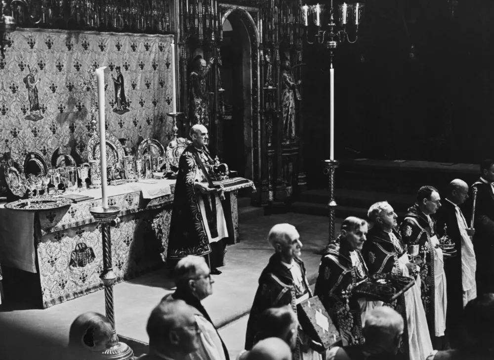 Коронация 12 мая 1937 года. Высокопоставленные священнослужители Англиканской церкви приготовились вручать королю Георгу VI главные регалии британских монархов.