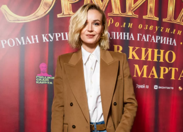 Вадим Галыгин с семьей, Бедрос Киркоров с внуками и Полина Гагарина посетили премьеру мультфильма Коты Эрмитажа