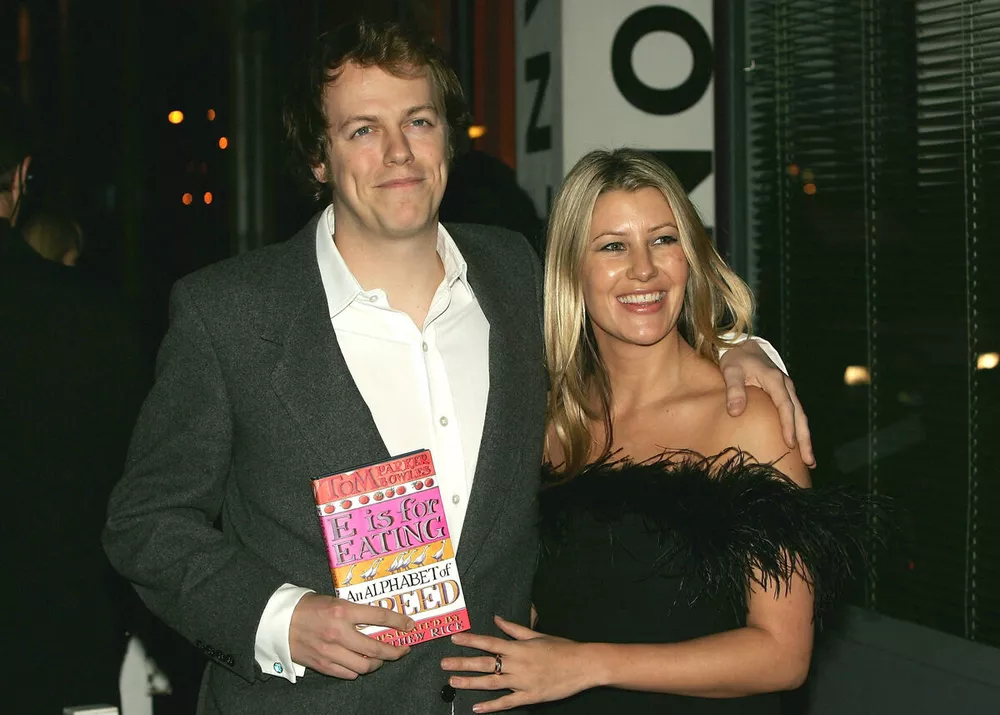 Том с женой на вечеринке в честь выхода его первой книги «Е — значит еда: алфавит жадности» в 2004 году