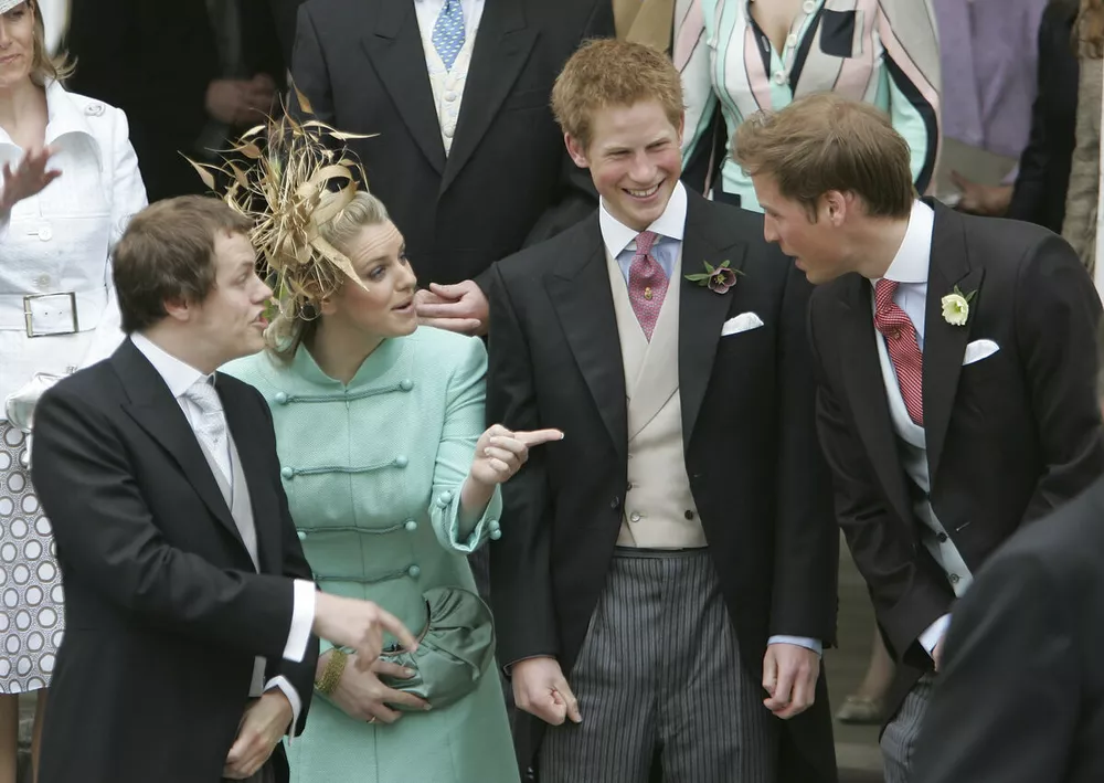 9 апреля 2005 года Том и Сара породнились с принцами Гарри и Уильямом - в этот день их мать вышла замуж за будущего короля Карла III