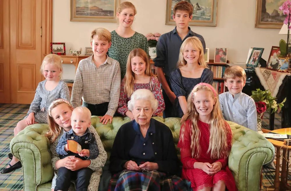 Елизавета II с внуками и правнуками