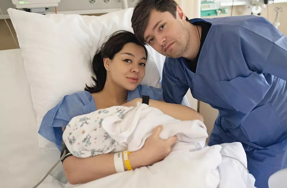 Марина с мужем и новорожденной дочерью