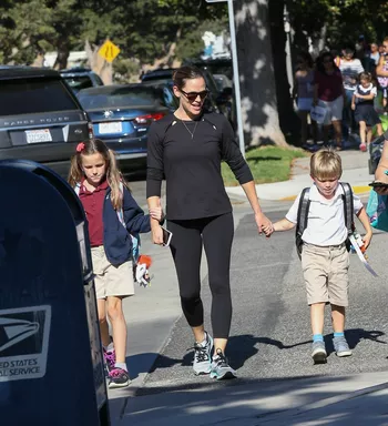 Дженнифер Гарнер с дочкой и сыном