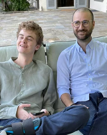 Фредерик слева