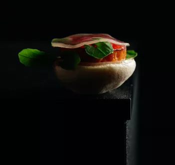 Макарон из чая Earl Grey с желе из куриного жу, демиглас с грибами и капустой