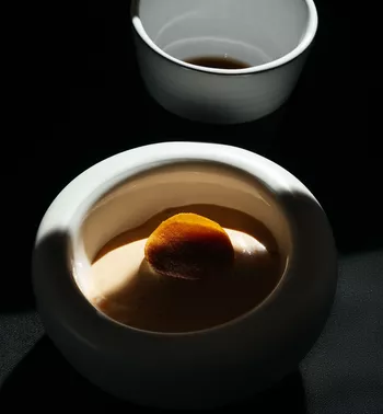 Тартар из говядины с пеной из соуса Kho, с икрой морского ежа, чипсом из кукурузы и бульоном из ферментированного баклажана
